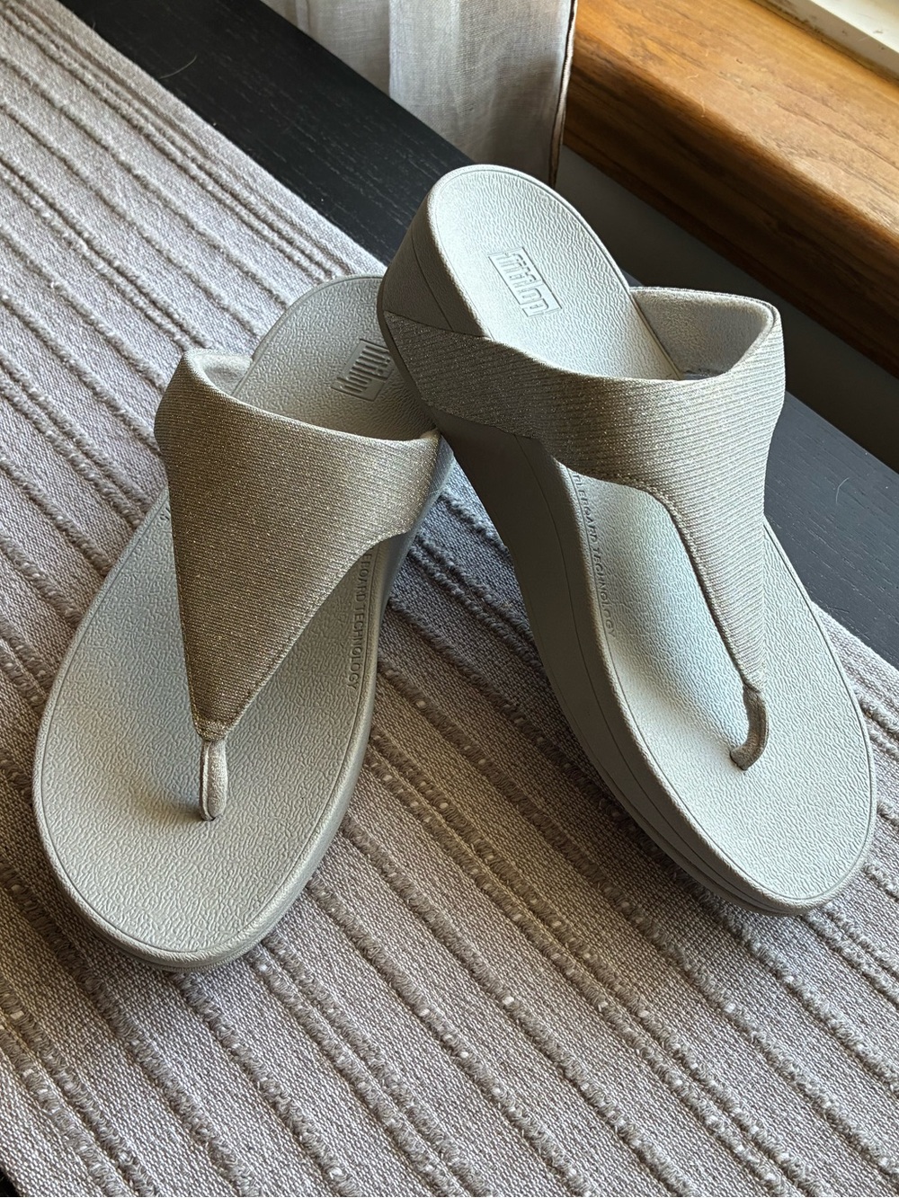 Women's silver FITFLOP thong.